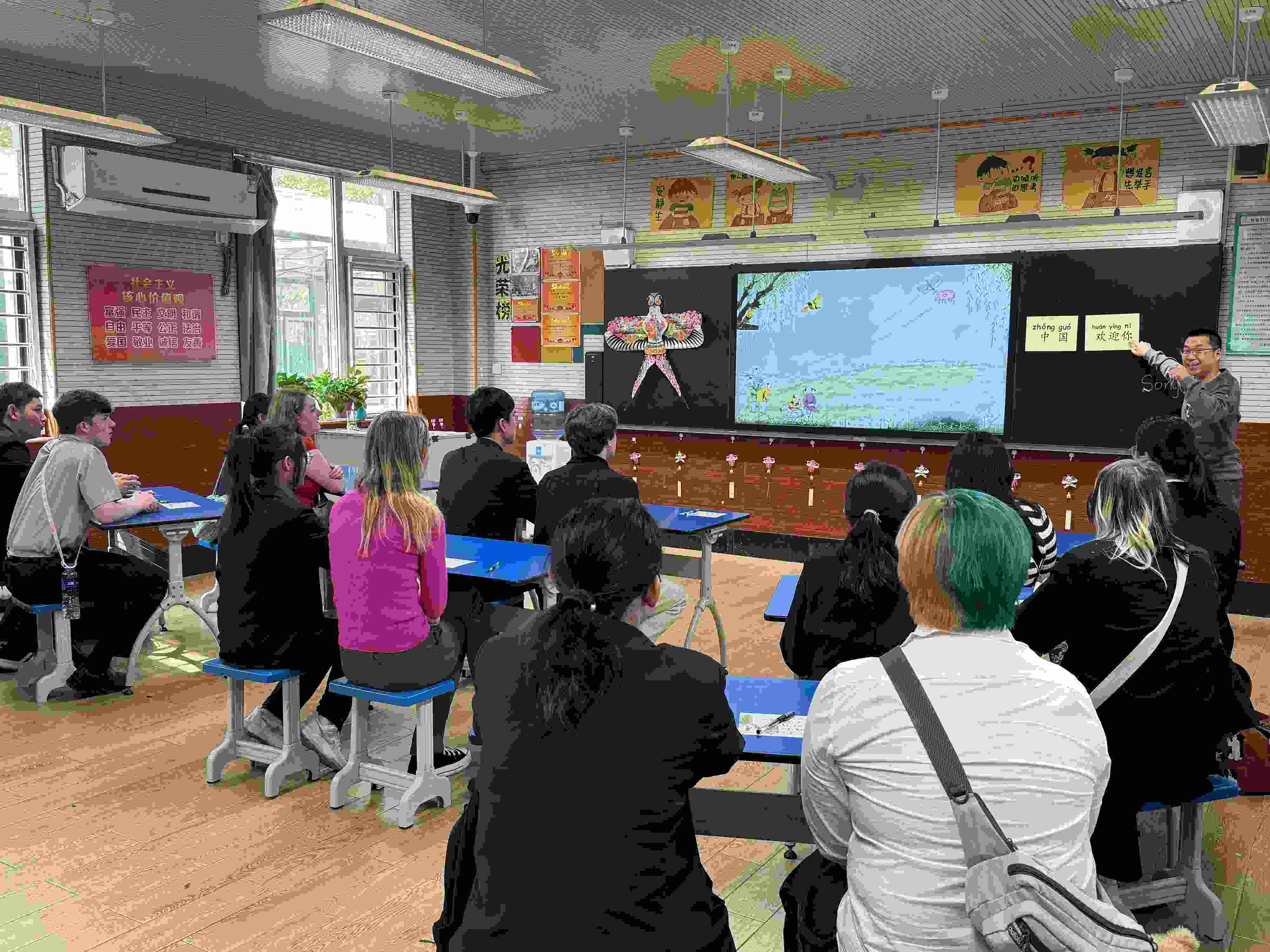 2024年4月20日，美國艾奧瓦州馬斯卡廷高中“友誼傳承”研學團來到石家莊外國語學校，中美學生同上一節(jié)中文課。