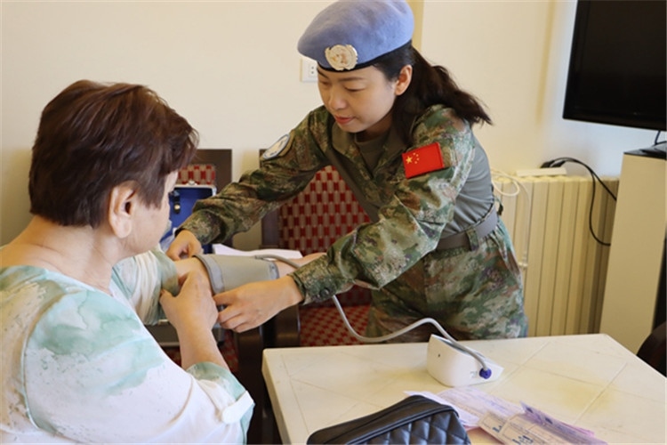 【1】 醫(yī)療分隊(duì)隊(duì)員為當(dāng)?shù)鼗颊邷y(cè)量血壓。曾德樂攝