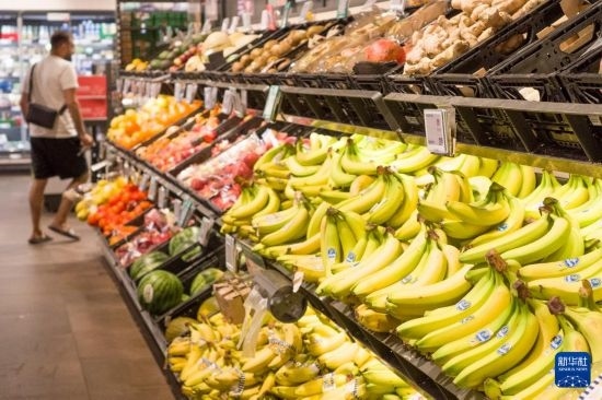 5月24日，顧客在德國(guó)柏林一家超市購(gòu)物。新華社記者 任鵬飛 攝