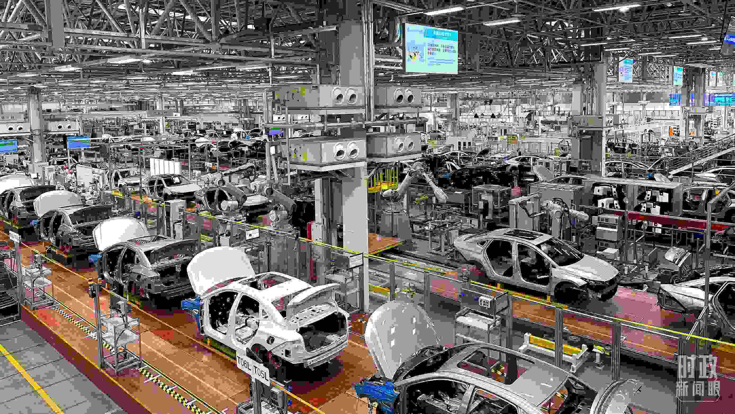 廣州廣汽埃安總裝車間智能生產(chǎn)線。2023年4月，習(xí)近平曾到這里考察。（總臺(tái)央視記者趙化拍攝）