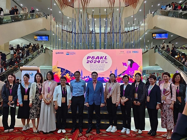 5月24日，在吉隆坡國際書展期間舉辦的中馬贈書儀式。中國圖書進出口（集團）有限公司供圖