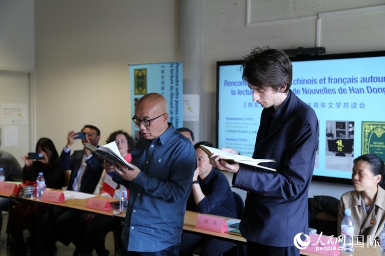 法國學子與作家韓東共讀小說選段。人民網(wǎng)記者 于超凡攝
