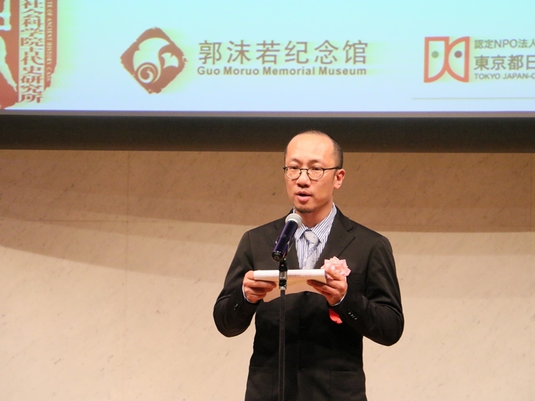 郭沫若紀念館副館長梁雪松代讀致辭。人民網(wǎng) 許可攝