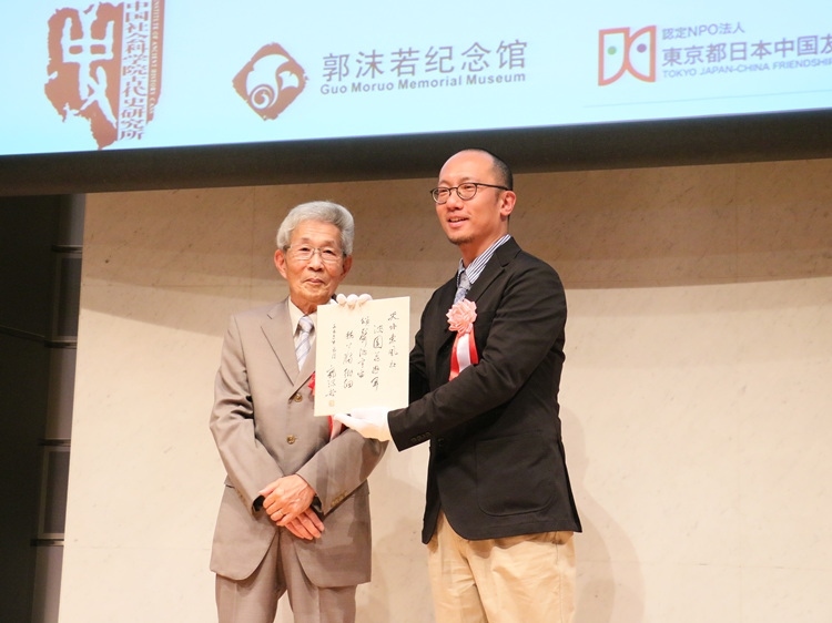 坂田昌一之子坂田文彥（左一）向郭沫若紀念館捐獻郭沫若致坂田昌一手跡。人民網(wǎng) 許可攝