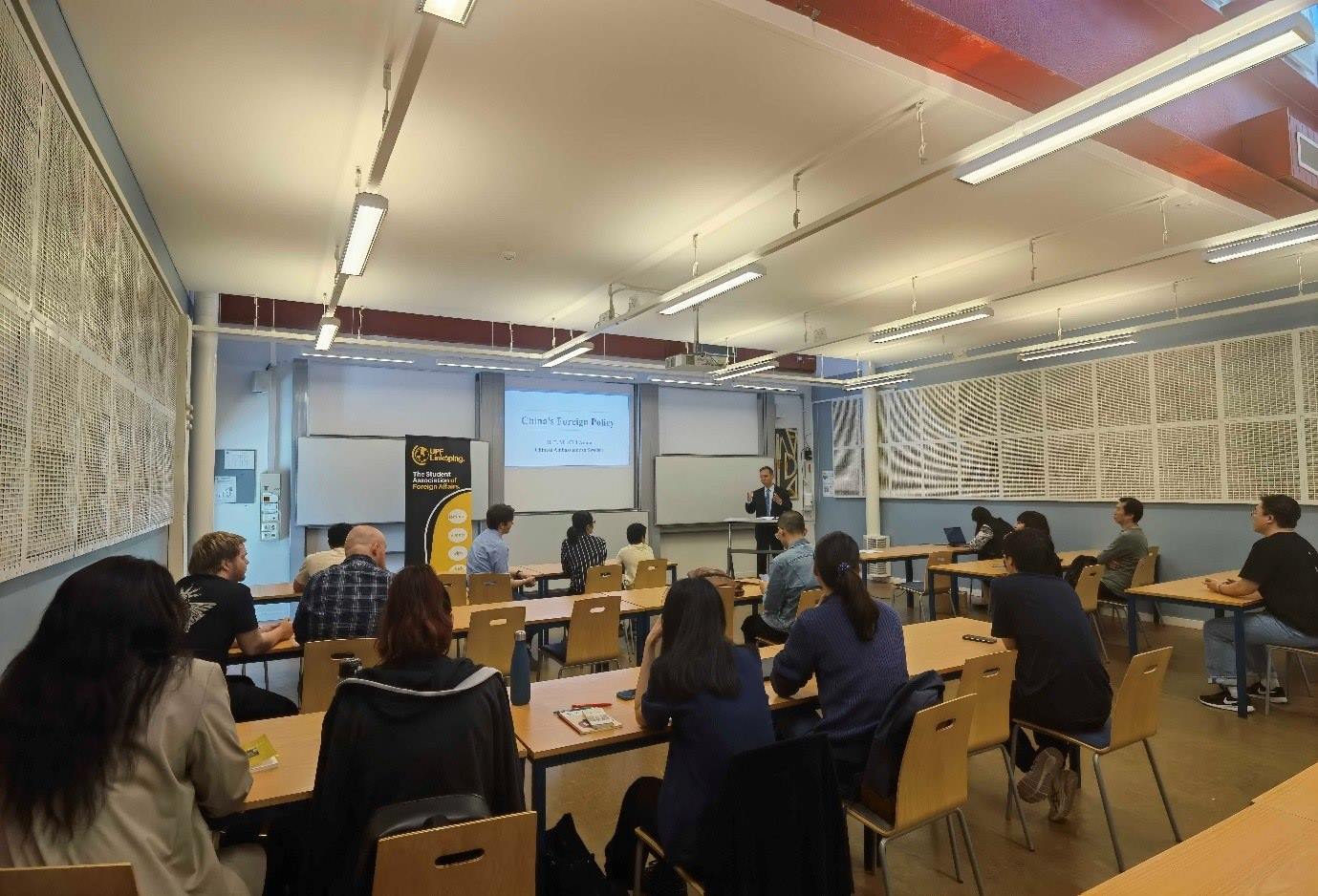 中國(guó)駐瑞典大使崔愛(ài)民與同學(xué)們互動(dòng)并回答問(wèn)題。中國(guó)駐瑞典大使館供圖