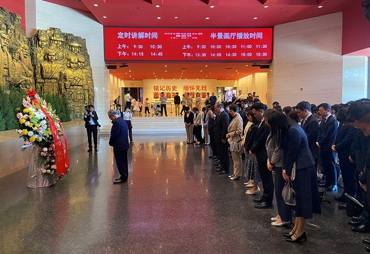 創(chuàng)價(jià)學(xué)會(huì)會(huì)長(zhǎng)原田稔及青年代表團(tuán)向中國人民抗日戰(zhàn)爭(zhēng)紀(jì)念館敬獻(xiàn)花籃。中國人民抗日戰(zhàn)爭(zhēng)紀(jì)念館供圖