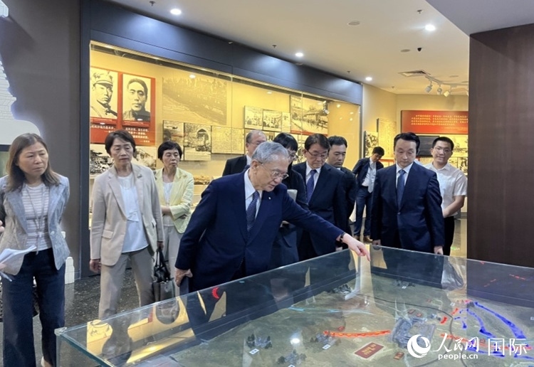 創(chuàng)價(jià)學(xué)會(huì)會(huì)長(zhǎng)原田稔（中）與青年代表團(tuán)成員訪問中國人民抗日戰(zhàn)爭(zhēng)紀(jì)念館。人民網(wǎng)記者 陳思攝