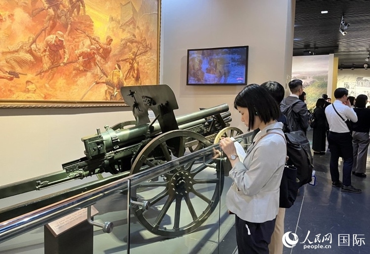 創(chuàng)價(jià)學(xué)會(huì)青年代表團(tuán)成員在中國人民抗日戰(zhàn)爭(zhēng)紀(jì)念館參觀。人民網(wǎng)記者 陳思攝