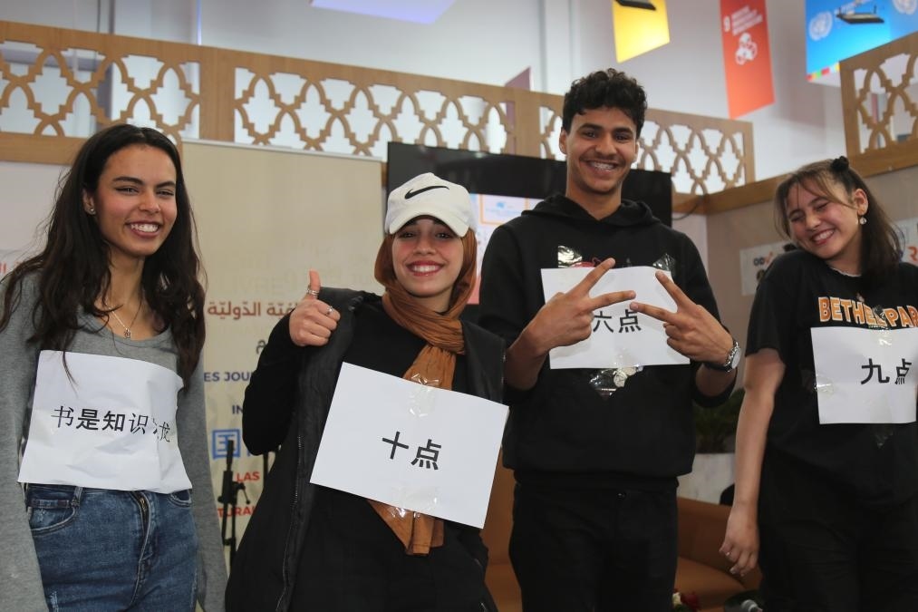 2024年4月24日，突尼斯高中生在首都突尼斯市舉辦的突尼斯國(guó)際書展上表演漢語(yǔ)節(jié)目。新華社發(fā)（阿代爾攝）