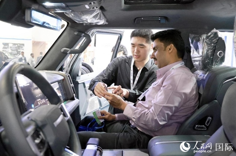 客戶在了解中國產(chǎn)汽車。人民網(wǎng)記者 管克江攝