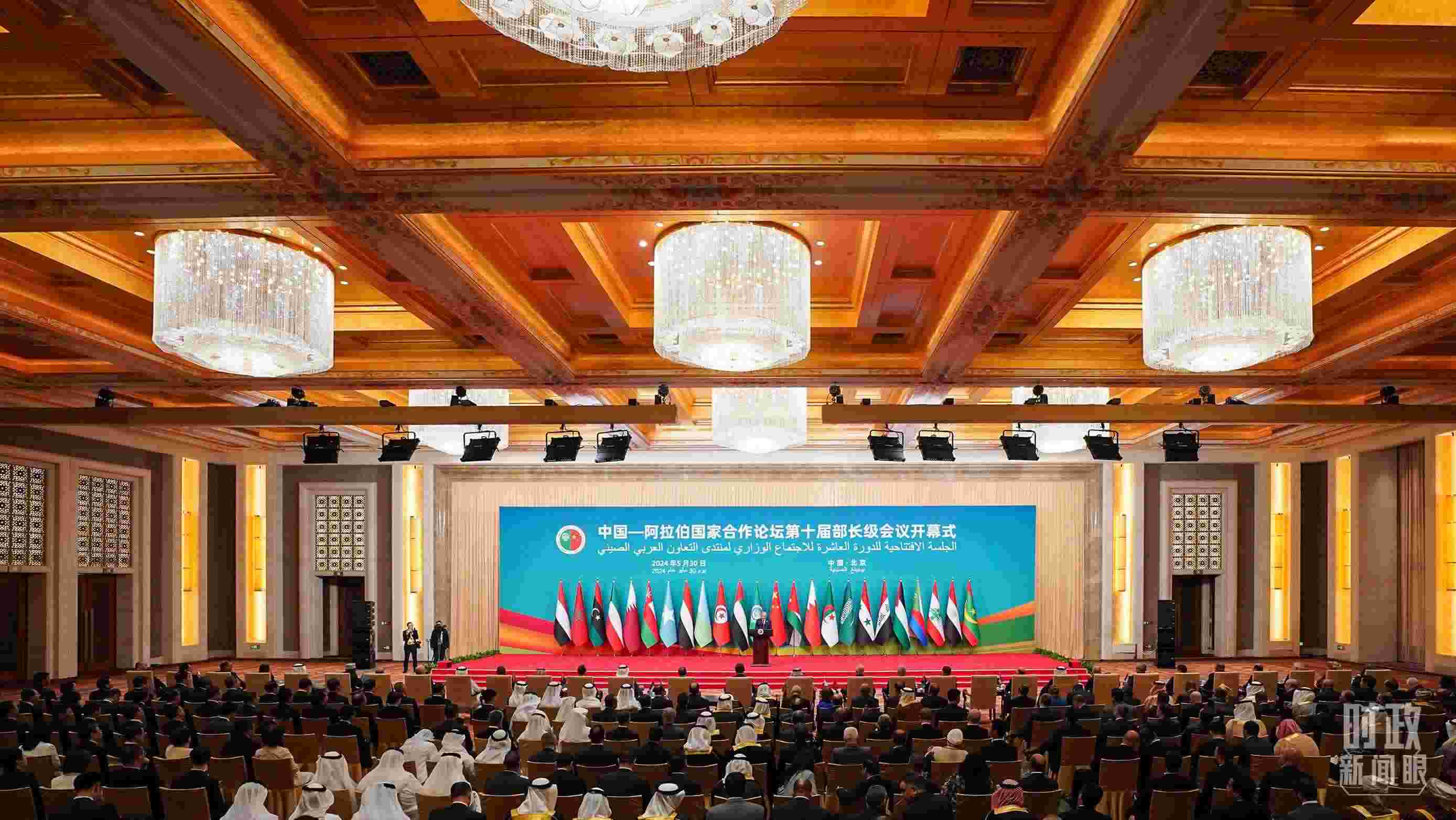 △5月30日開幕式現(xiàn)場，阿盟秘書長蓋特在致辭。（總臺(tái)國廣記者李晉拍攝）