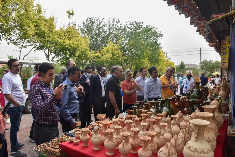 2023年5月31日，阿拉伯國家聯(lián)盟代表團一行在新疆喀什古城參觀訪問。新華社記者 高晗 攝