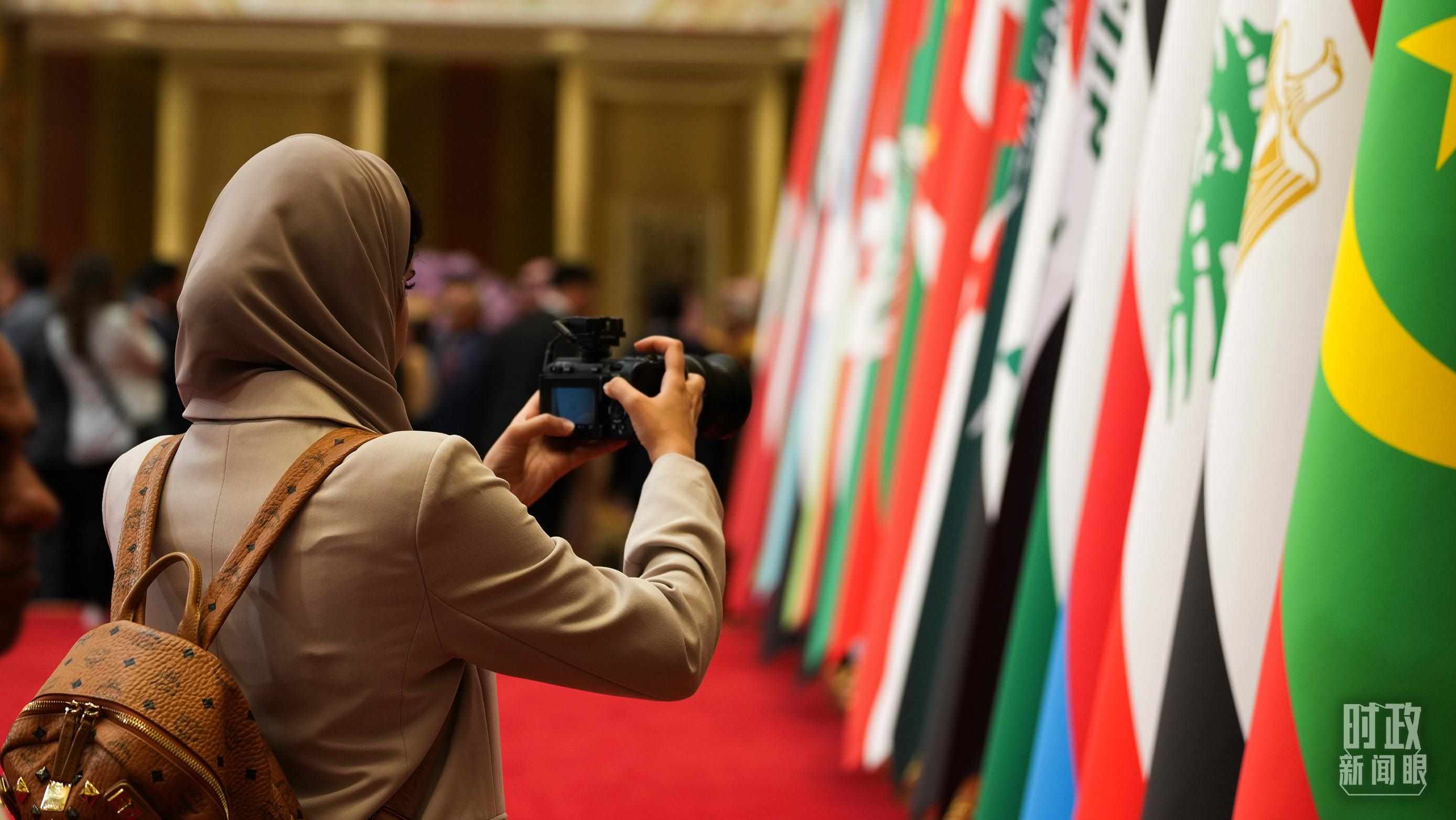 △外國媒體拍攝現(xiàn)場旗陣。（總臺(tái)國廣記者李晉拍攝）