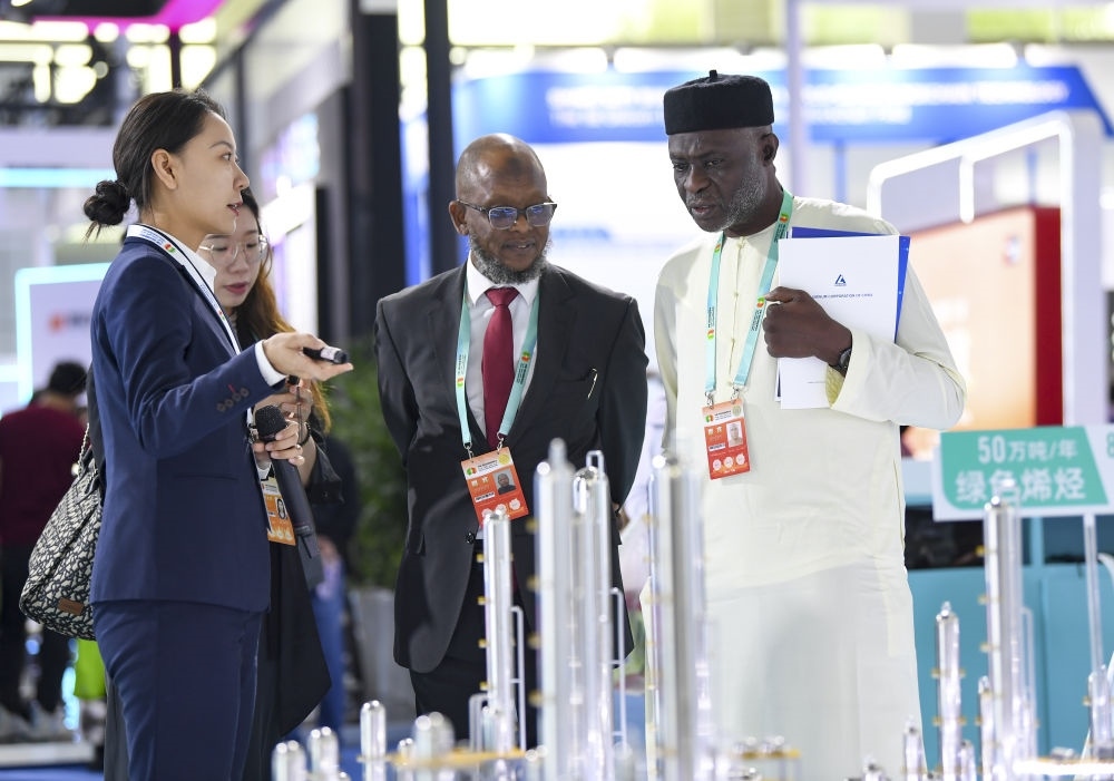 2023年9月22日，嘉賓在第六屆中阿博覽會上了解清潔能源項目。新華社記者 馮開華 攝