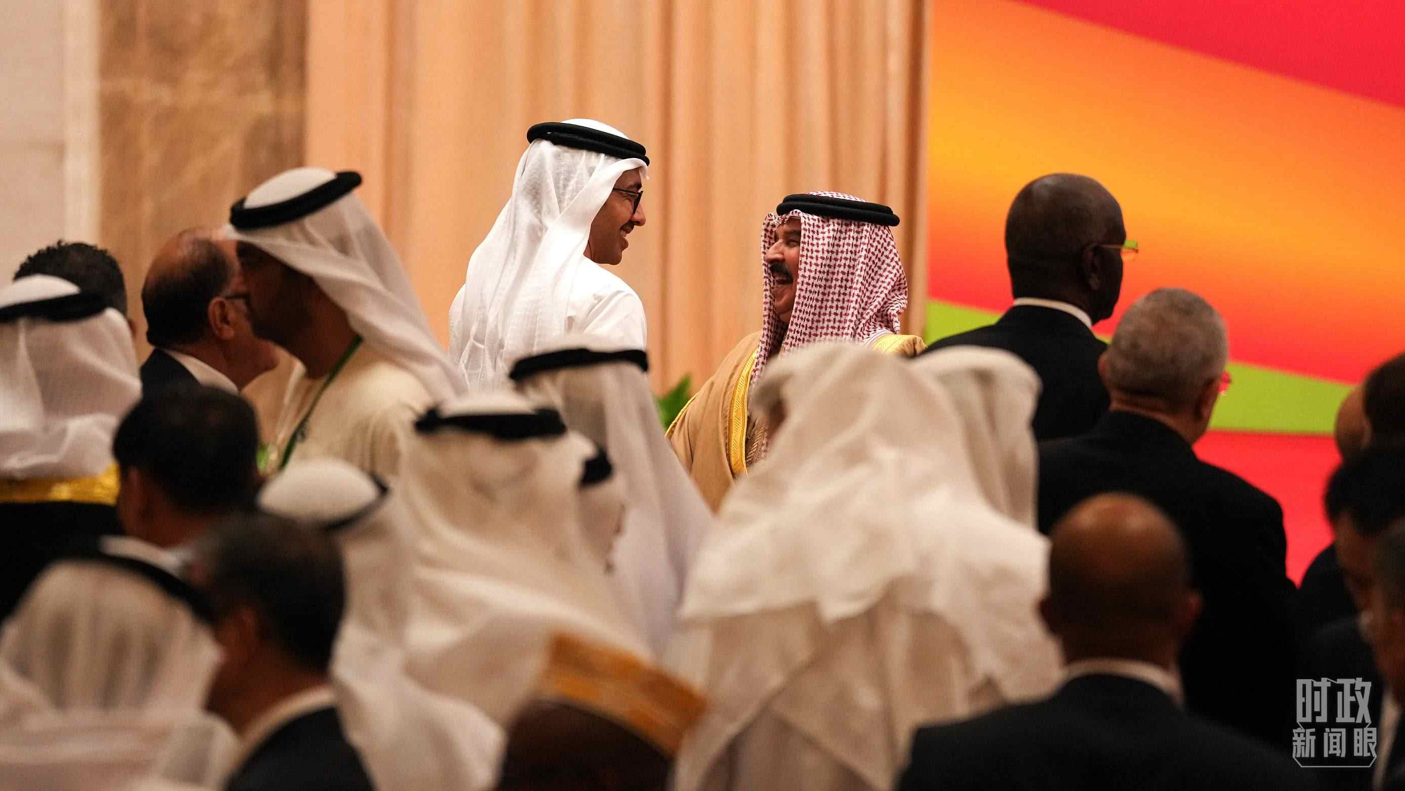 △與會(huì)代表在交談。（總臺(tái)國廣記者李晉拍攝）