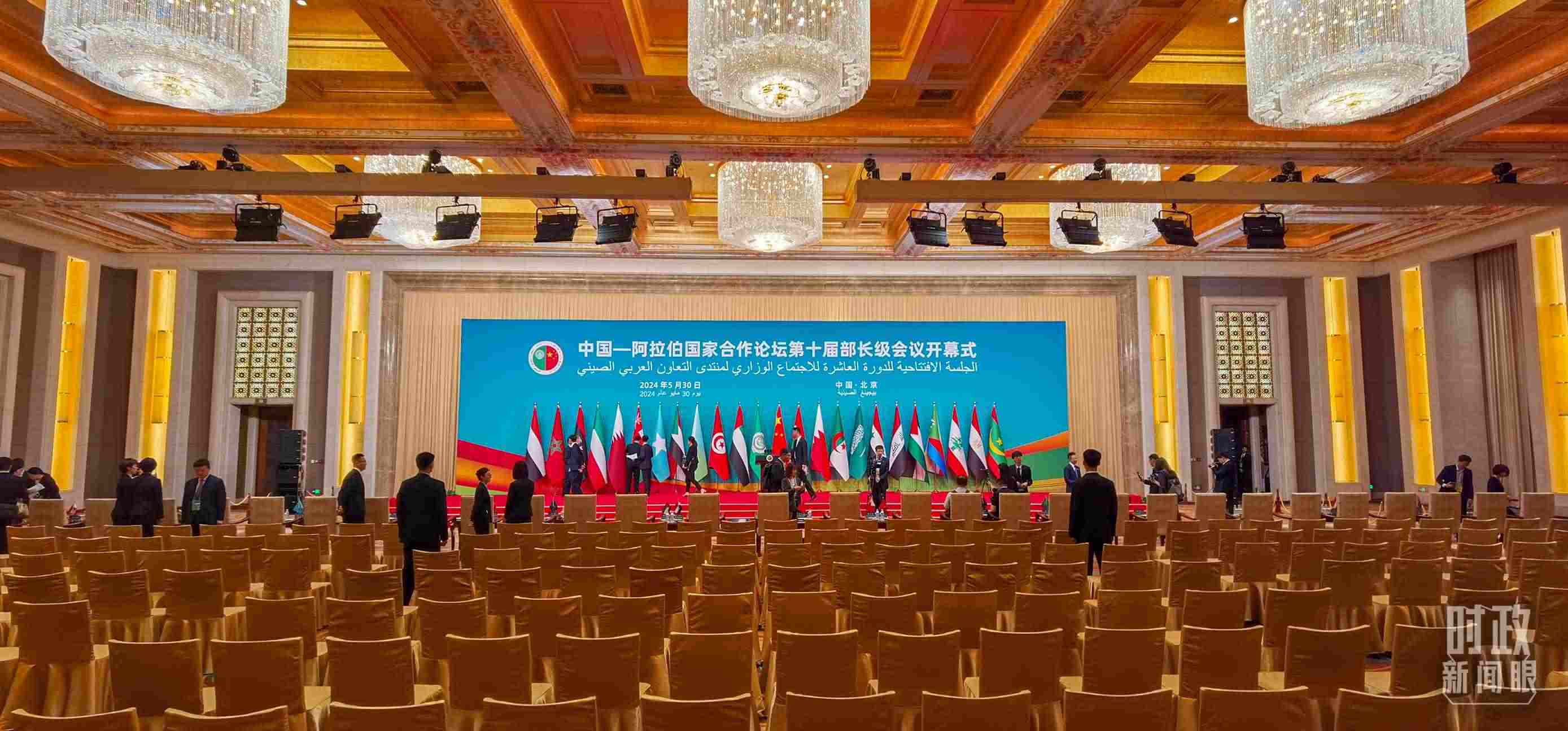 △會(huì)議開始前，現(xiàn)場正在進(jìn)行各項(xiàng)準(zhǔn)備工作。（總臺(tái)央視記者郭鴻拍攝）