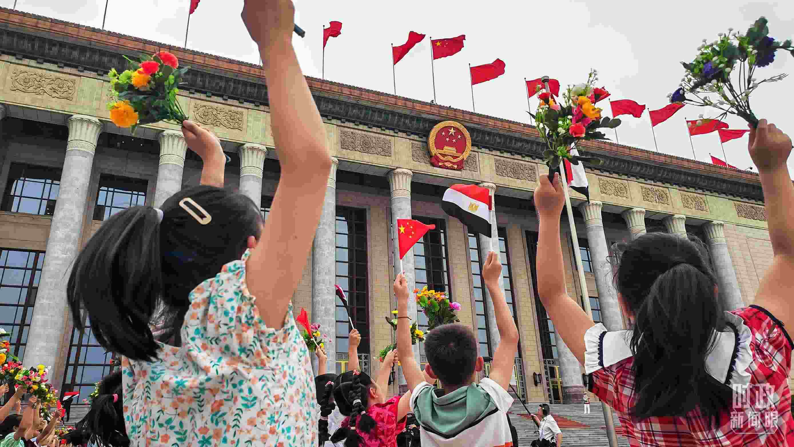△5月29日下午，習(xí)近平主席舉行儀式歡迎埃及總統(tǒng)塞西訪華。圖為歡迎儀式現(xiàn)場的少年兒童。（總臺(tái)央視記者劉琦拍攝）