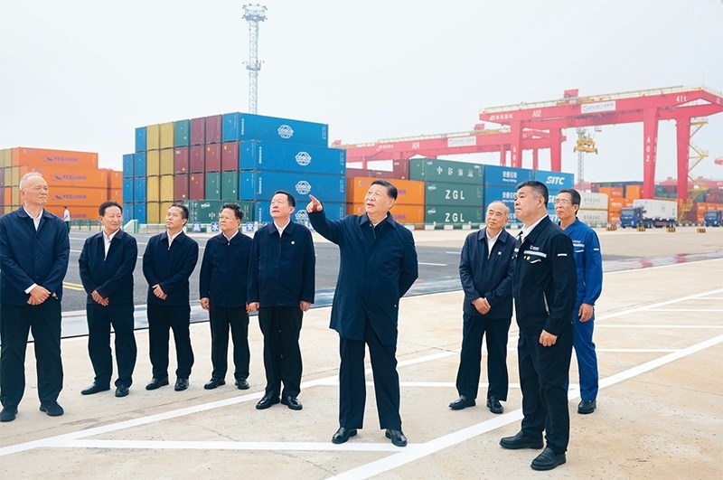 2024年5月22日至24日，中共中央總書記、國(guó)家主席、中央軍委主席習(xí)近平在山東考察。這是22日下午，習(xí)近平在日照港察看全自動(dòng)化集裝箱碼頭作業(yè)場(chǎng)景。 新華社記者 鞠鵬/攝