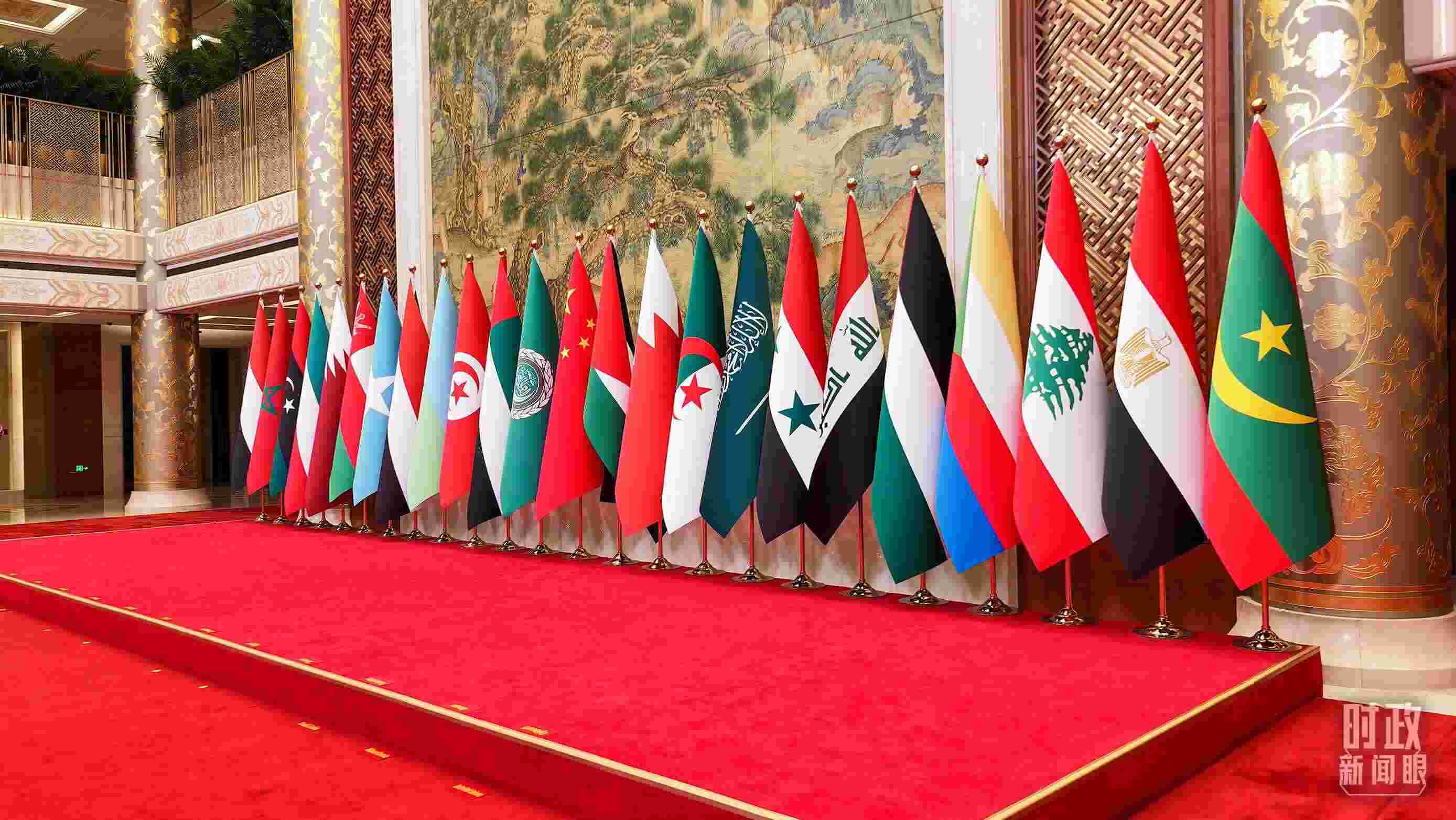 △會(huì)議現(xiàn)場的旗陣。（總臺(tái)央廣記者馬喆拍攝）