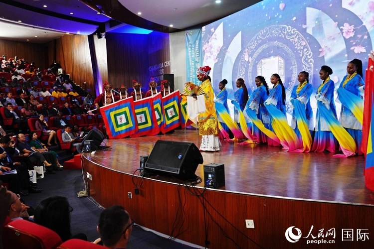 開幕式前，內(nèi)羅畢大學(xué)孔子學(xué)院學(xué)生進(jìn)行文藝表演。人民網(wǎng)記者 黃煒鑫攝