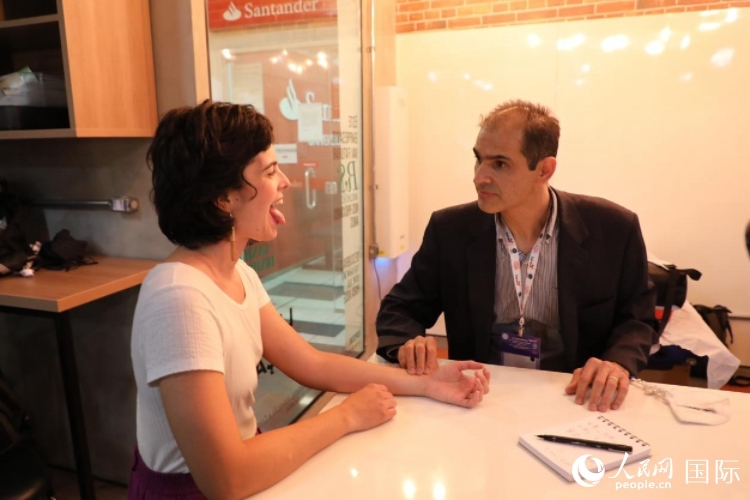 在巴西米納斯吉拉斯州首府貝洛奧里藏特開辦診所的中醫(yī)師保羅·貢扎爾韋斯，正在把脈并觀察舌苔。人民網記者 陳一鳴攝