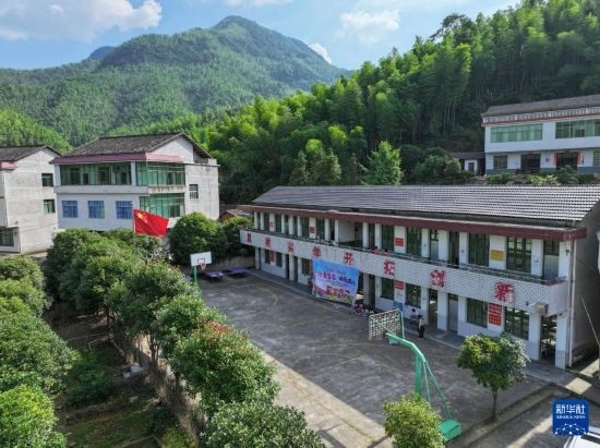 這是5月28日拍攝的湖南省衡陽市衡陽縣岣嶁鄉(xiāng)妙溪小學(xué)（無人機(jī)照片）。