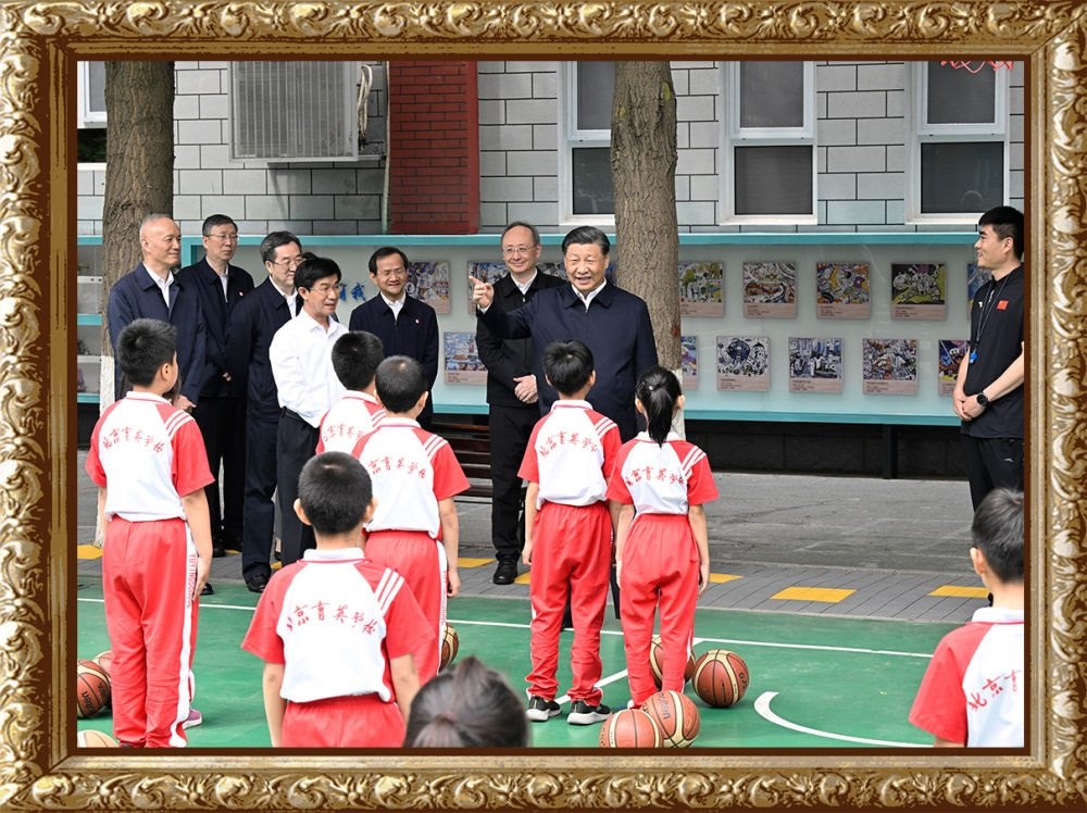 2023年5月31日上午，習(xí)近平總書記來到北京育英學(xué)?？赐繂枎熒?，在籃球場(chǎng)同正在上體育課的小學(xué)生們親切交流。習(xí)近平親切地說：“現(xiàn)在生活條件好了，孩子們不是要吃得胖胖的，而是要長(zhǎng)得壯壯的、練得棒棒的。”