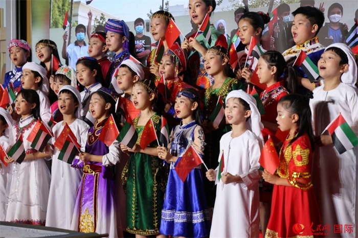 活動上，身著中阿傳統服飾的孩子們共唱歌曲，表達對美好未來的向往。人民網記者 張志文攝