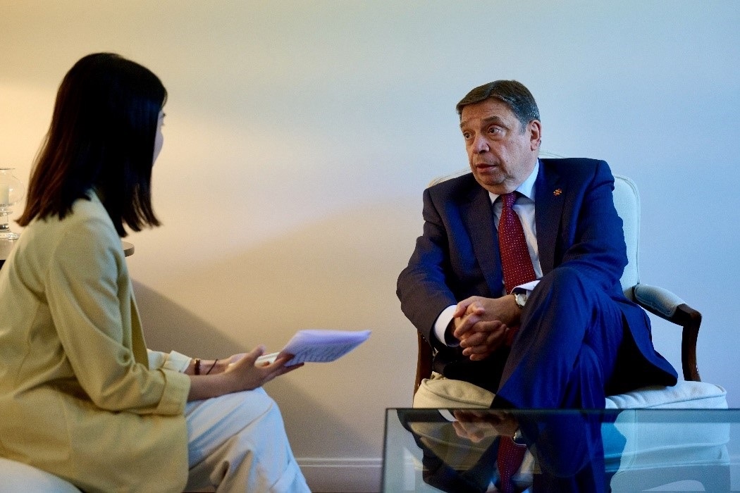 西班牙農業(yè)、漁業(yè)和食品大臣普拉納斯接受人民網專訪。西班牙駐華大使館供圖