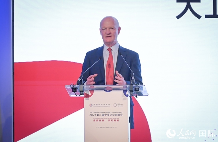 英國(guó)前負(fù)責(zé)大學(xué)與科研事務(wù)的國(guó)務(wù)大臣、英國(guó)皇家學(xué)會(huì)院士大衛(wèi)·威利茨致辭。人民網(wǎng) 郭錦標(biāo)攝