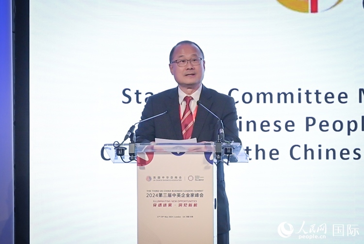 香港中華總商會(huì)會(huì)長(zhǎng)、香港新華集團(tuán)主席蔡冠深致辭。人民網(wǎng) 郭錦標(biāo)攝