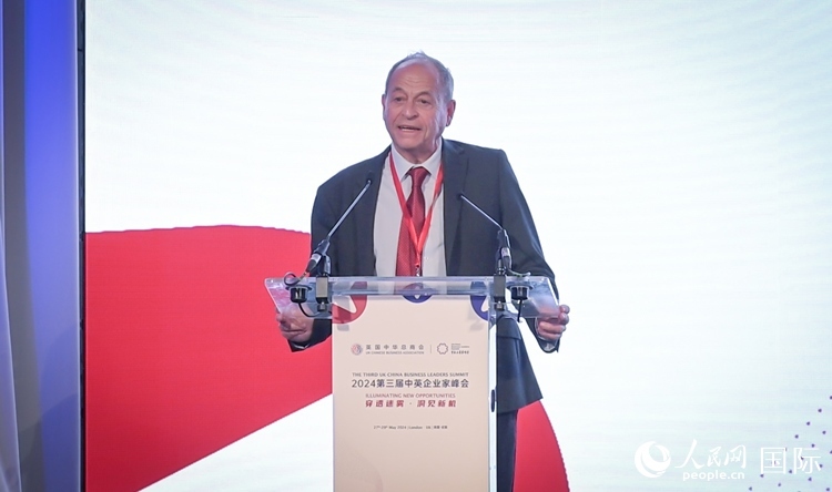 英國(guó)48家集團(tuán)俱樂(lè)部榮譽(yù)主席斯蒂芬·佩里致辭。人民網(wǎng) 郭錦標(biāo)攝