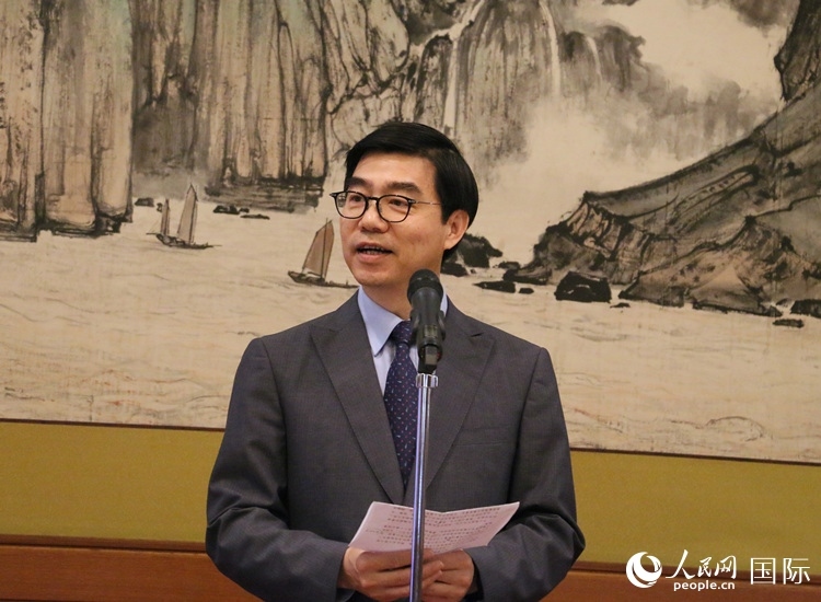 中國駐日本大使館施泳公使致辭。人民網(wǎng) 許可攝