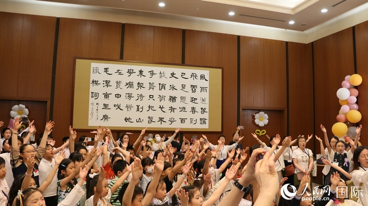 小朋友們合唱《明天會(huì)更好》。人民網(wǎng) 許可攝