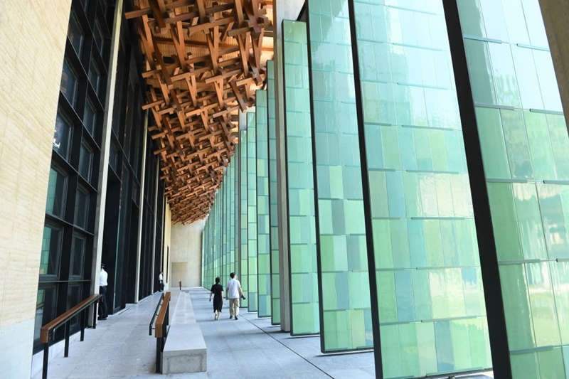 2022年7月23日，杭州國(guó)家版本館屋頂?shù)哪緲?gòu)和青瓷門扇相映成趣。