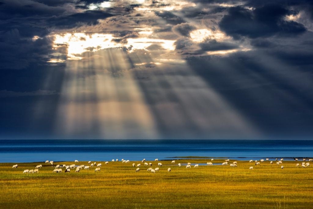 這是2022年9月21日在海北藏族自治州海晏縣拍攝的青海湖一角。（通聯(lián)照片 焦生福 攝）