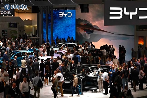 中國(guó)新能源汽車亮相德國(guó)車展，引發(fā)圍觀