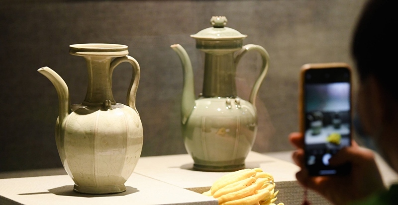 2021年9月14日，浙江省博物館，觀眾在拍攝北宋龍泉窯執(zhí)壺（左）和龍泉青瓷藝人劉杰制作的執(zhí)壺。