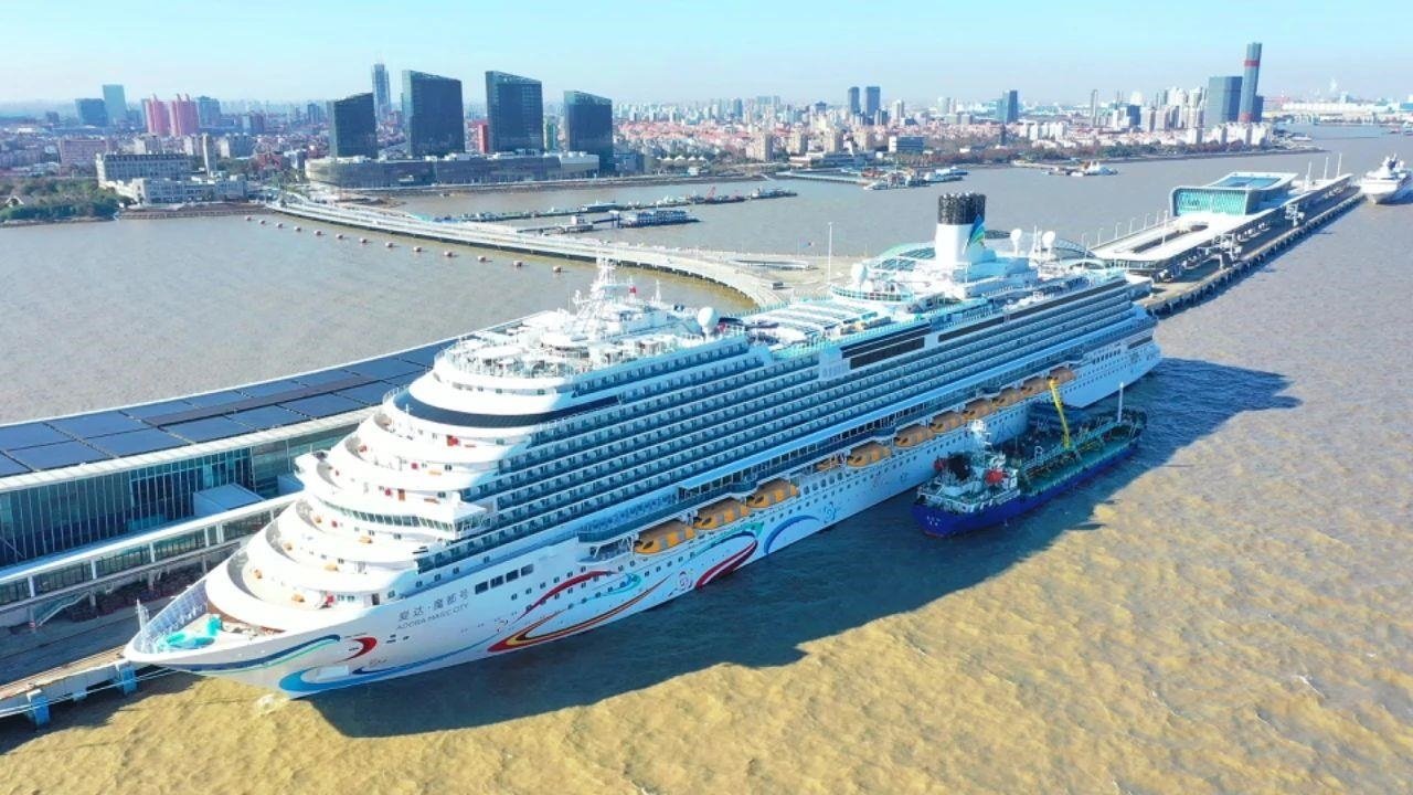 △2024年1月1日，國產(chǎn)首艘大型郵輪“愛達·魔都號”從上海吳淞口國際郵輪港開啟商業(yè)首航。