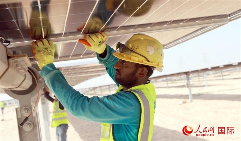 工人正在安裝光伏面板。人民網(wǎng)記者 管克江攝