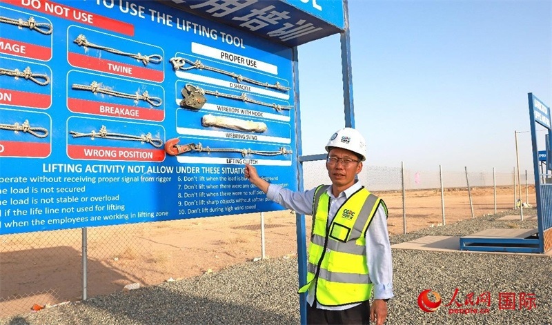 中國能建國際工程公司副總經(jīng)理兼阿爾舒巴赫電站項目經(jīng)理熊高峽展示安全培訓(xùn)中心設(shè)施。人民網(wǎng)記者 管克江攝