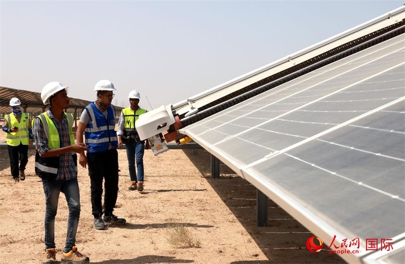 工作人員在測試自動清掃機(jī)器人。人民網(wǎng)記者管克江攝