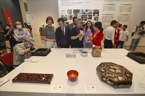 2023年5月28日，北京，推光漆器匠人為駐華使節(jié)展示技藝。