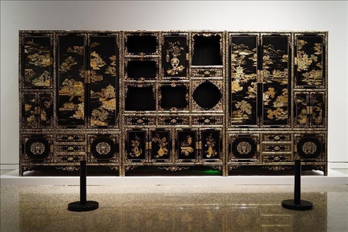 2023年7月9日，北京，中國(guó)工藝美術(shù)館·中國(guó)非物質(zhì)文化遺產(chǎn)館，“山西特色專業(yè)鎮(zhèn)·平遙非遺雙寶中華行”展覽展出的推光漆器作品。