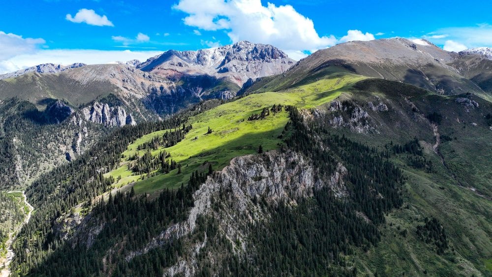 這是2023年6月18日在青海省玉樹藏族自治州囊謙縣拍攝的風(fēng)光（無(wú)人機(jī)照片）。新華社記者 張龍 攝