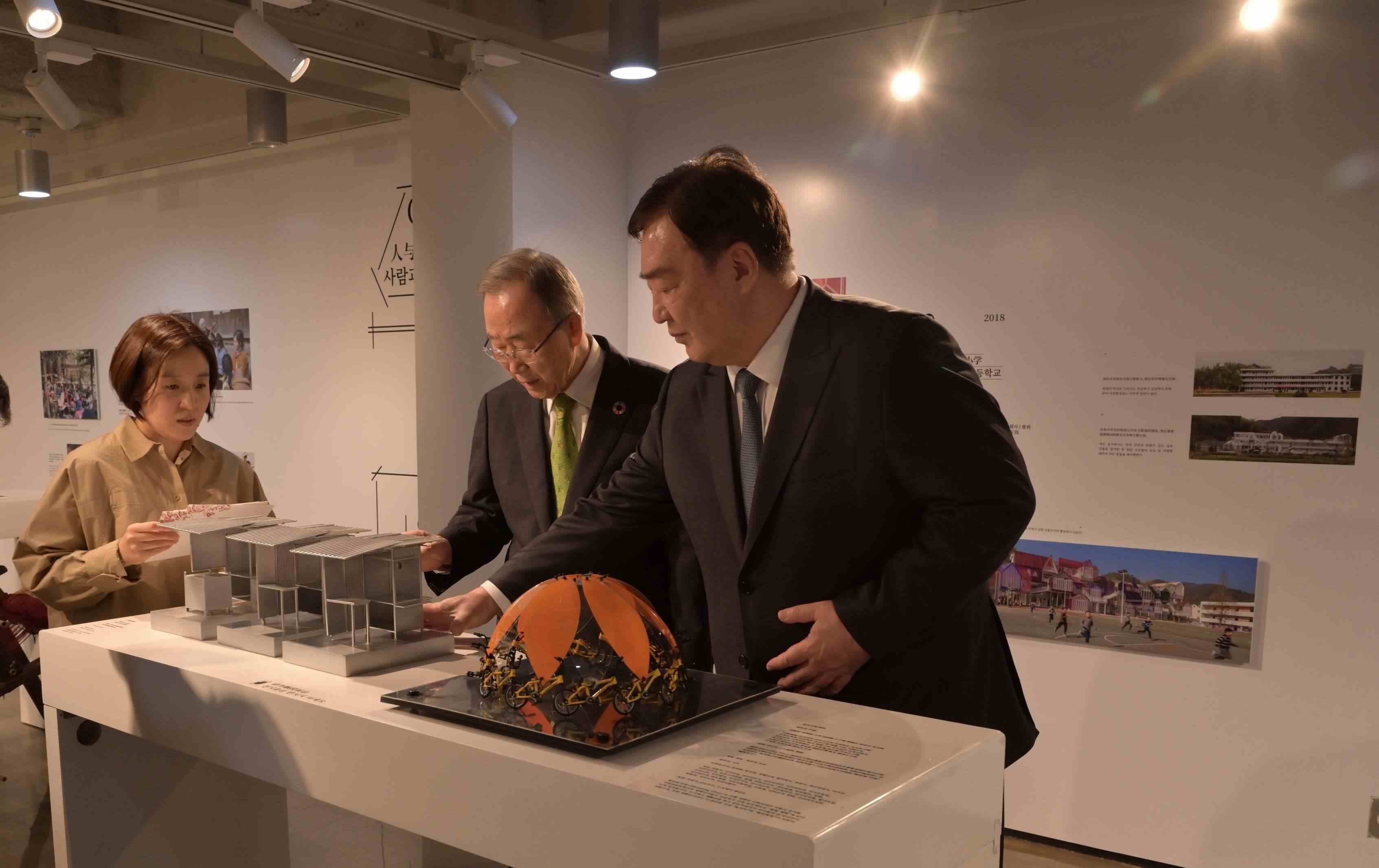 邢海明（右一）與潘基文共同參觀《自然生活傳承——美麗中國(guó)特展》。首爾中國(guó)文化中心供圖