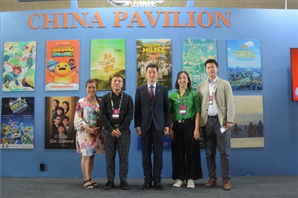 相關(guān)公司代表與中國駐里約熱內(nèi)盧總領(lǐng)館商務(wù)參贊敬艷輝在中國聯(lián)合展臺前合影。中廣國際公司供圖