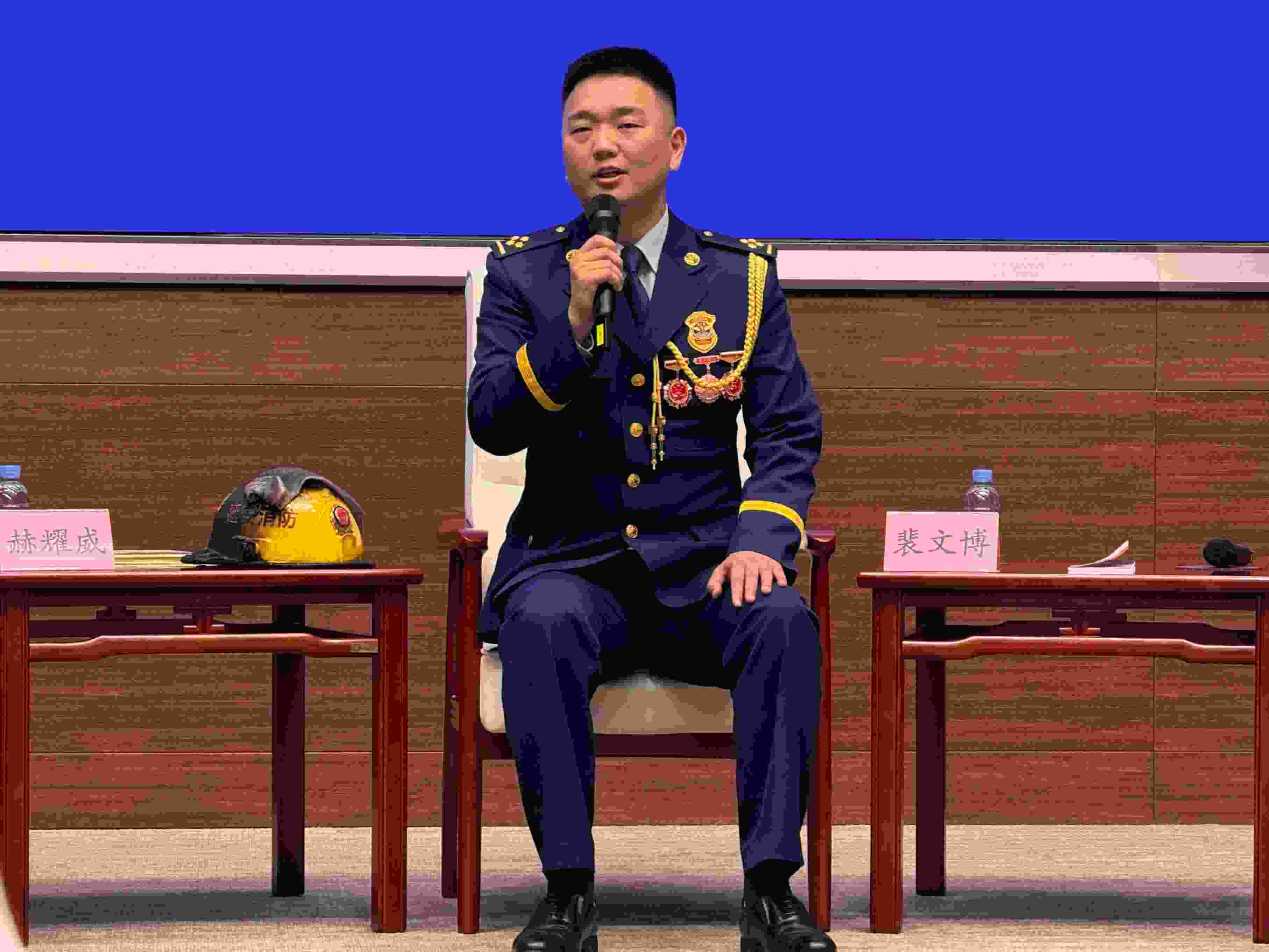 寶塔消防救援站政治指導(dǎo)員裴文博在回答記者提問。人民網(wǎng)記者 郝萍攝