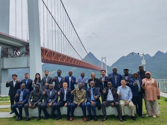 使節(jié)團(tuán)與壩陵河大橋合影。新華社記者 吳思 攝