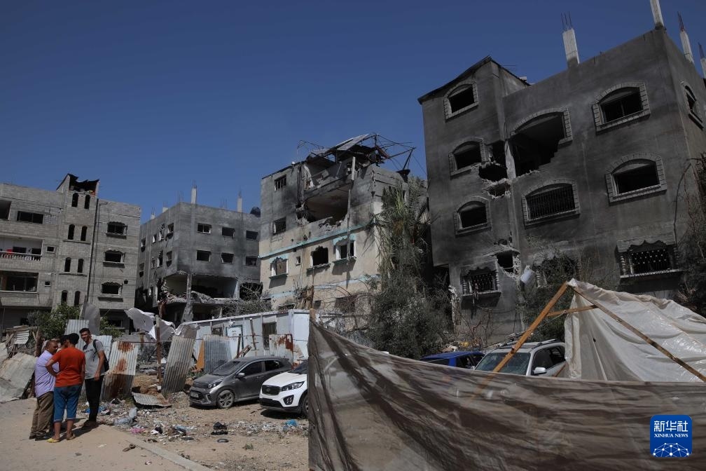 這是6月8日在加沙地帶中部努賽賴特難民營(yíng)拍攝的在以軍襲擊中受損嚴(yán)重的房屋及車輛。新華社發(fā)（馬爾萬(wàn)·達(dá)烏德攝）